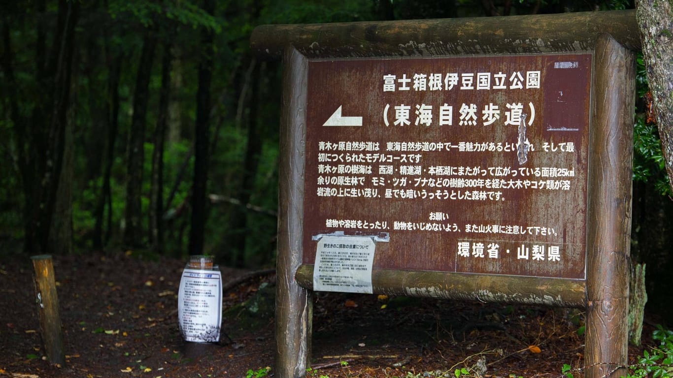 Aokigahara, Japan: Ein Schild am Eingang weist Lebensmüde darauf hin, wie wertvoll das Leben ist.