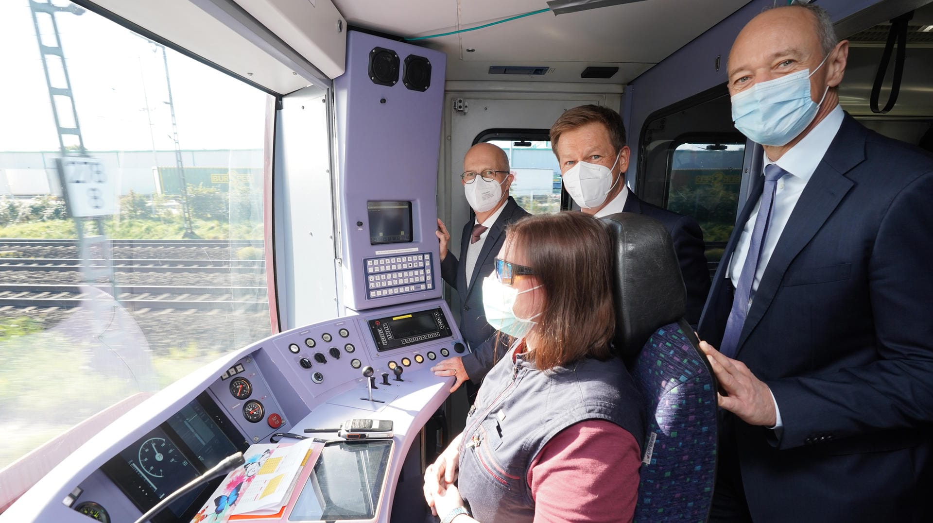 Siemens-Chef Roland Busch (r-l), Bahn-Chef Richard Lutz und Hamburgs Erster Bürgermeister Peter Tschentscher stehen im Führerstand der S-Bahn S21 neben Valeska Hoop, Triebfahrzeugführerin aus Buxtehude: Die S-Bahn Hamburg fährt erstmals digital und automatisch.