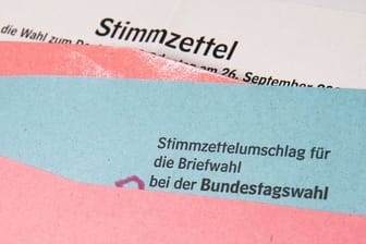 Ein Stimmzettelumschlag für die Briefwahl zur Bundestagswahl liegt auf einem Tisch (Archivbild): In der Hauptstadt war es bei der Wahl zu chaotischen Zuständen gekommen.