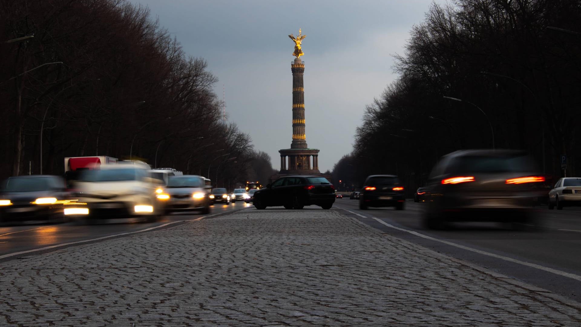 Blick auf die Straße des 17. Juni und die Siegessäule (Archivbild): Hier hatte die Polizei zwei Männer kontrolliert.