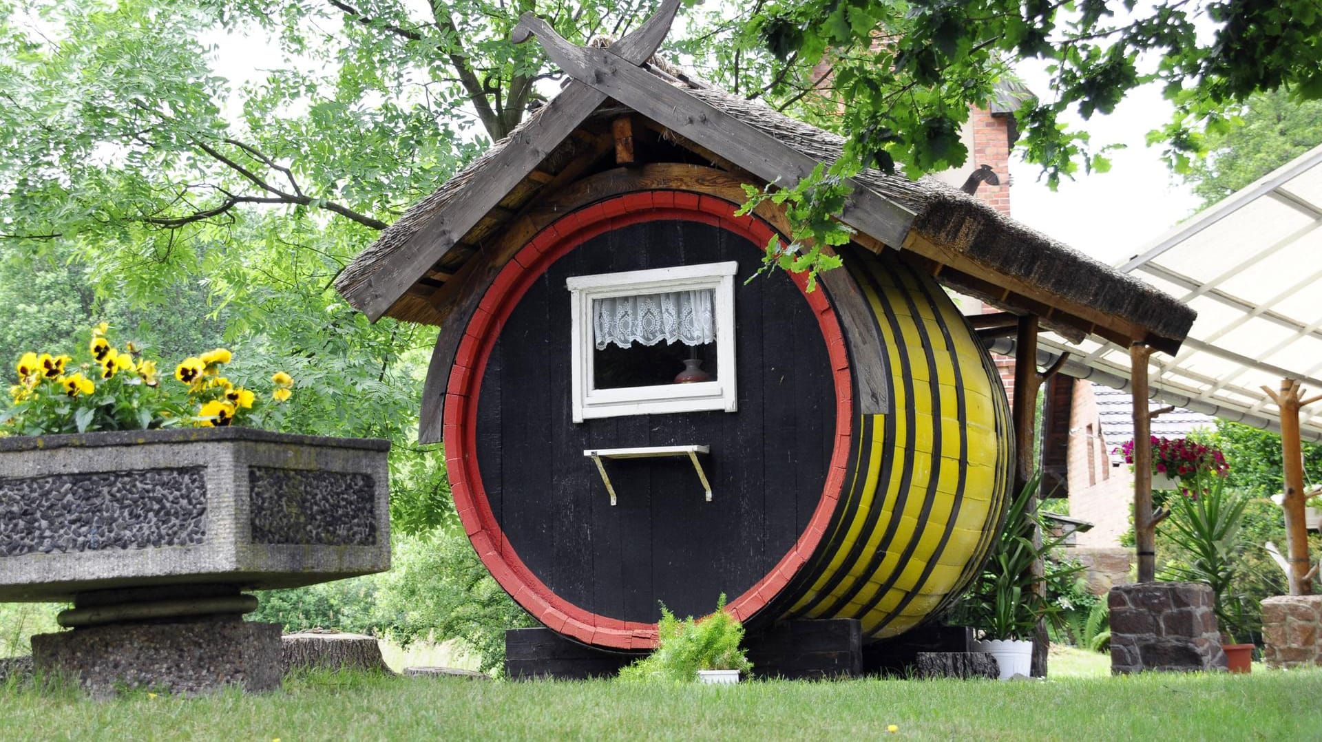 Umgebautes Gurkenfass: Es steht in Lübbenau im Spreewald.