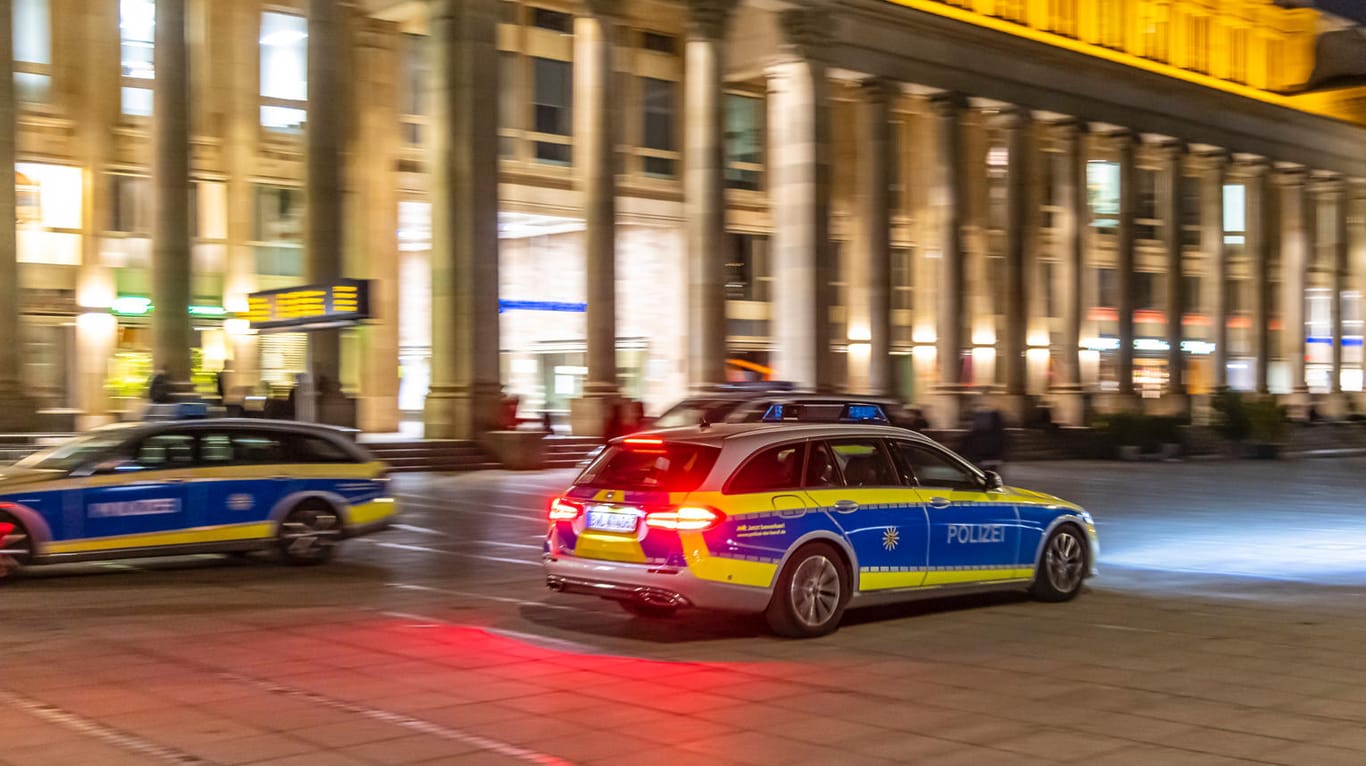 Polizeiautos am Schlossplatz und der Einkaufsstraße Königstraße in Stuttgart (Archivbild): Mitten in der Einkaufsstraße soll eine Frau vergewaltigt worden sein.
