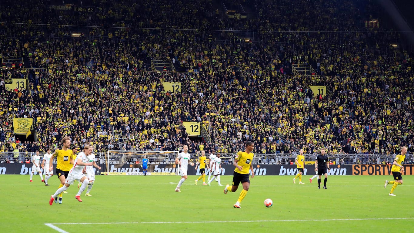 Volle Ränge beim Spiel zwischen Borussia Dortmund und dem 1. FC Augsburg: Vor dem Heimspiel gegen gegen Mainz gab es Probleme beim Ticketverkauf.