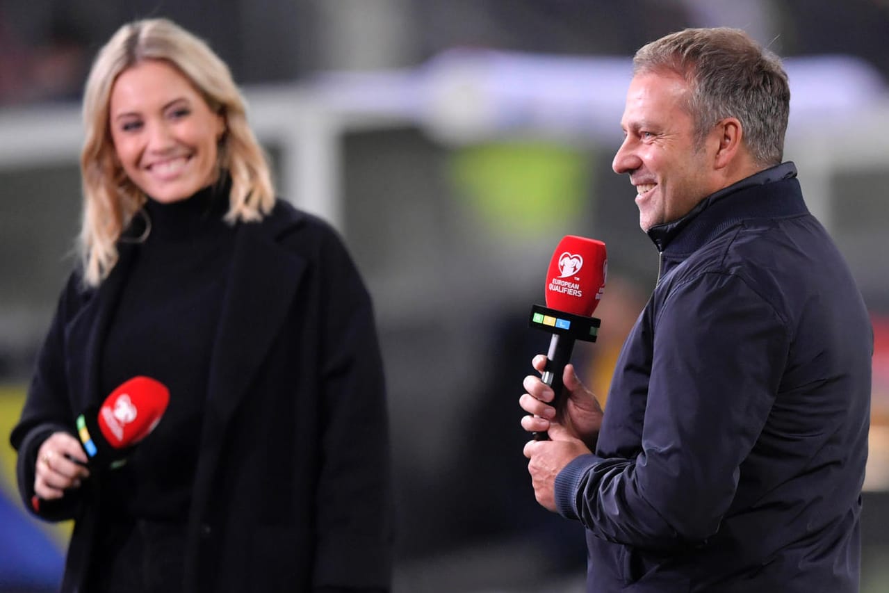 Hansi Flick und Laura Papendick (l.): Der Bundestrainer gibt ein Interview nach dem Länderspiel, auch gegen Nordmazedonien steht Papendick wieder am Mikrofon.
