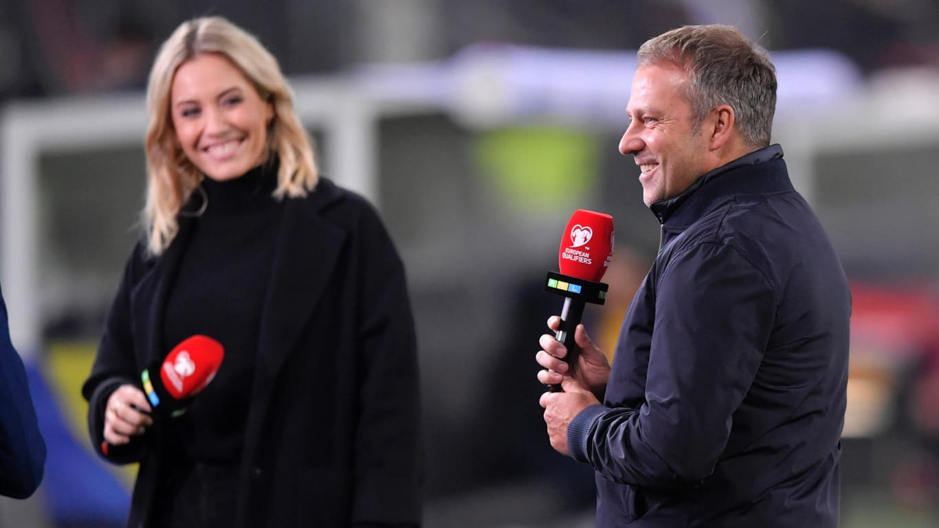 Hansi Flick und Laura Papendick (l.): Der Bundestrainer gibt ein Interview nach dem Länderspiel, auch gegen Nordmazedonien steht Papendick wieder am Mikrofon.