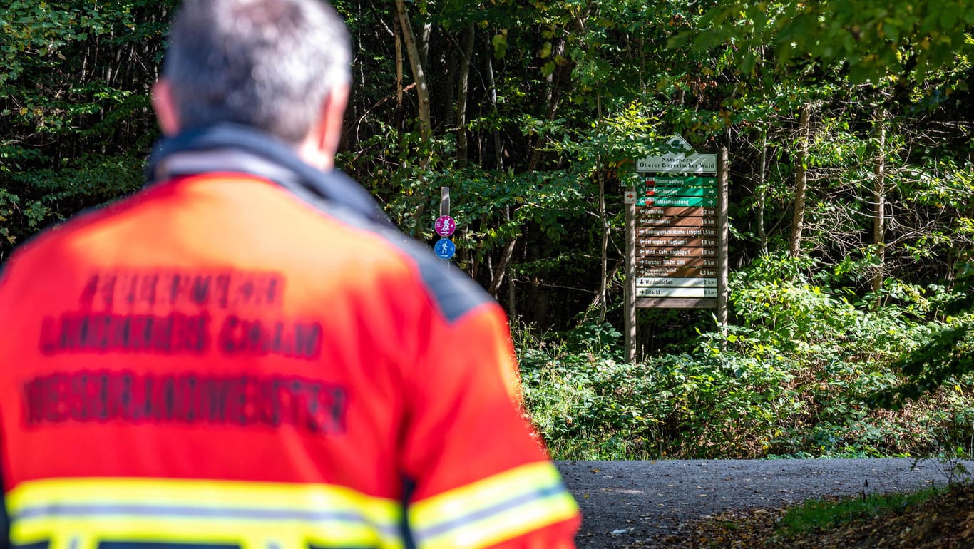 Feuerwehrmann im bayerischen Waldmünchen: Dort suchen Helfer zurzeit nach einer verschwundenen Achtjährigen.