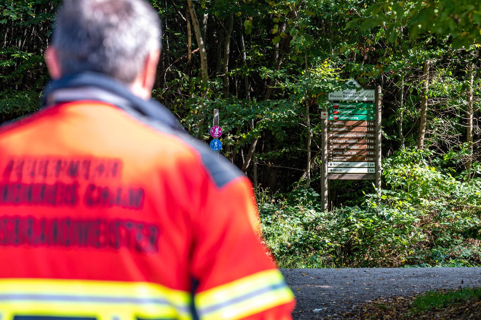 Feuerwehrmann im bayerischen Waldmünchen: Dort suchen Helfer zurzeit nach einer verschwundenen Achtjährigen.