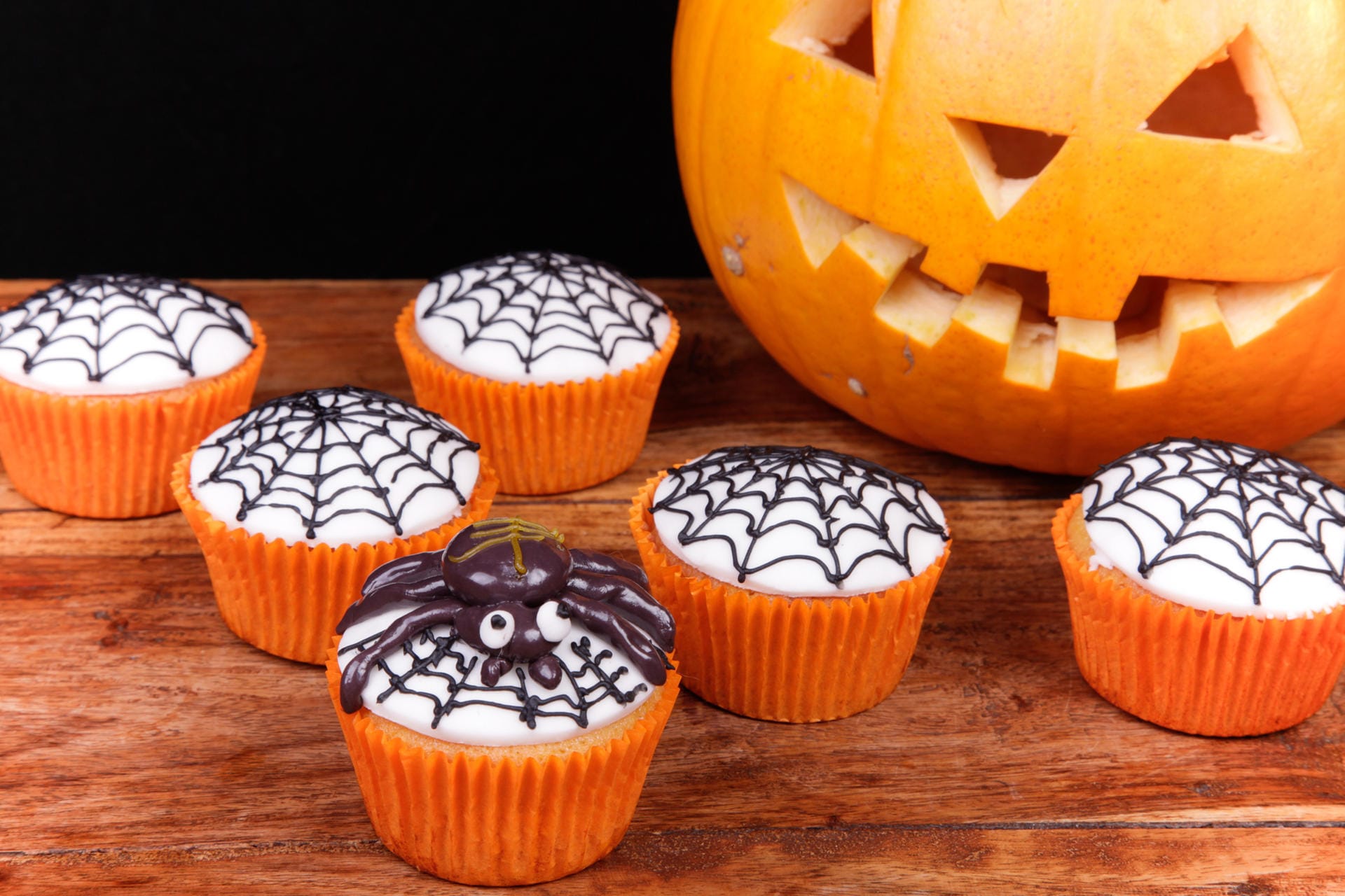 Um Muffins einen Halloween-Look zu verleihen, eignen sich Toppings. Malen Sie einfach Spinnennetze auf die Muffins. Auch Mumien-Muffins sind leicht zu dekorieren. Zur Anleitung geht es hier entlang.