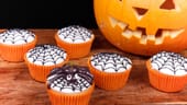 Um Muffins einen Halloween-Look zu verleihen, eignen sich Toppings. Malen Sie einfach Spinnennetze auf die Muffins. Auch Mumien-Muffins sind leicht zu dekorieren. Zur Anleitung geht es hier entlang.