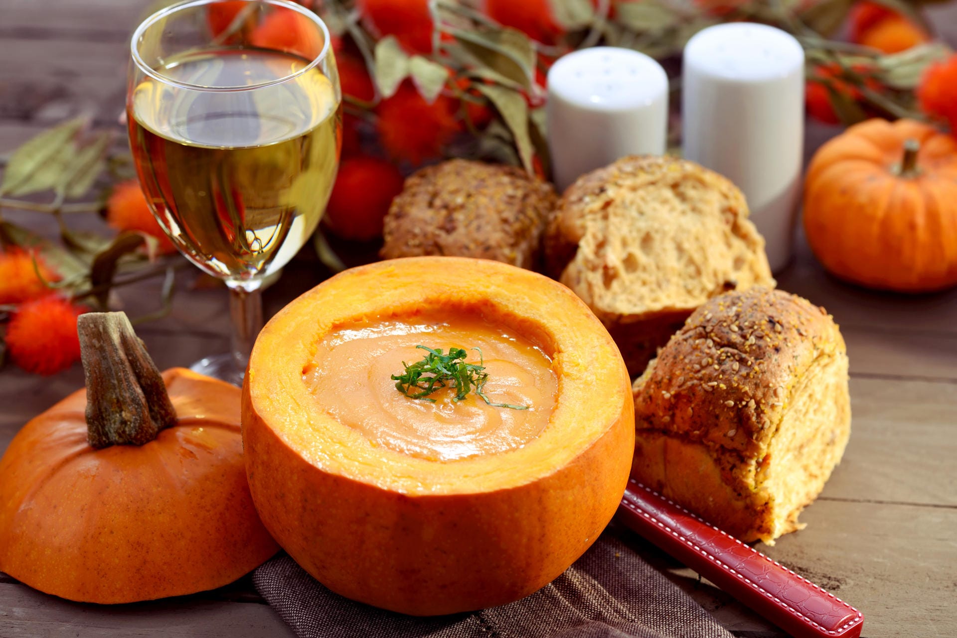 Kürbissuppe ist der Klassiker rund um Halloween. Ein optisches Highlight: Die Suppe direkt aus dem ausgehöhlten Kürbis verspeisen. Das Rezept für eine pikante Kürbissuppe finden Sie hier.