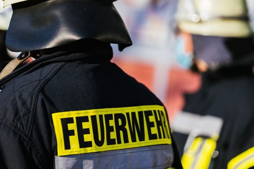 Einsatzkräfte der Feuerwehr in Schutzkleidung (Symbolbild): In Leipzig gab es eine Explosion in einem Wohnhaus.