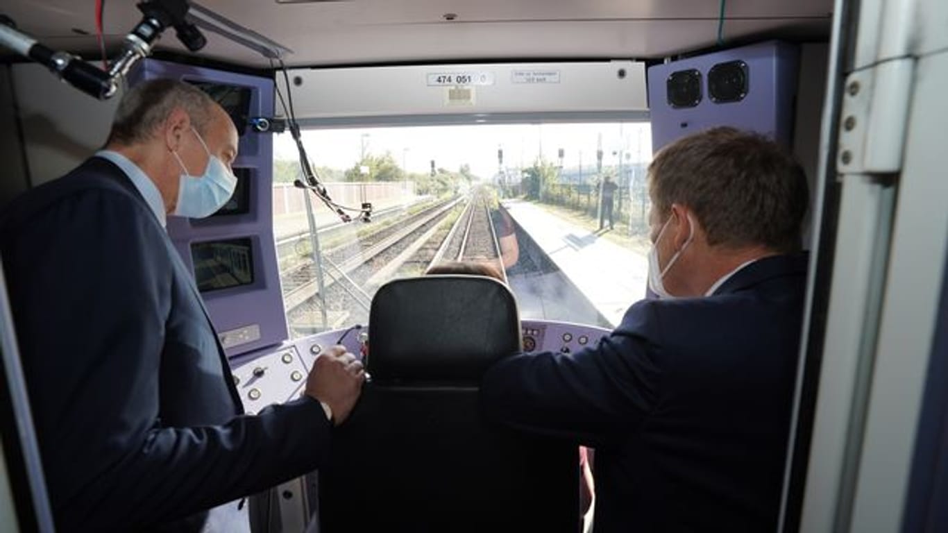 Erstmals startete in Hamburg eine vollautomatisch fahrende, digital gesteuerte S-Bahn.