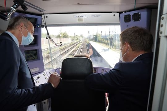 Erstmals startete in Hamburg eine vollautomatisch fahrende, digital gesteuerte S-Bahn.