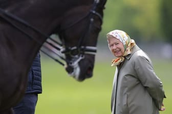 Queen Elizabeth betrachtet das Doppel-Weltmeister- Dressurpferd Valegro bei der Royal Windsor Horse Show 2019.