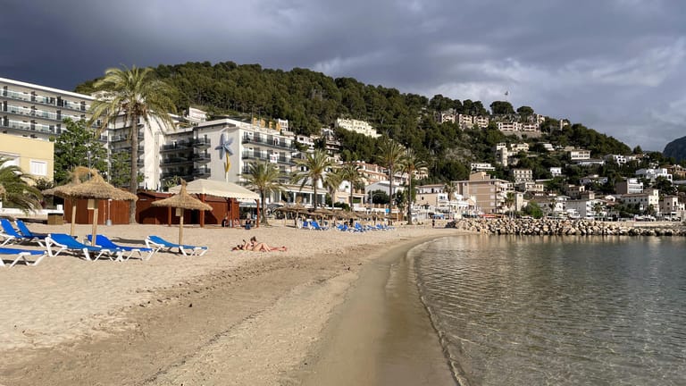 Naturhafen und Strand von Port de Soller: Sie laden zur Erholung nach einer langen Tagesetappe ein.