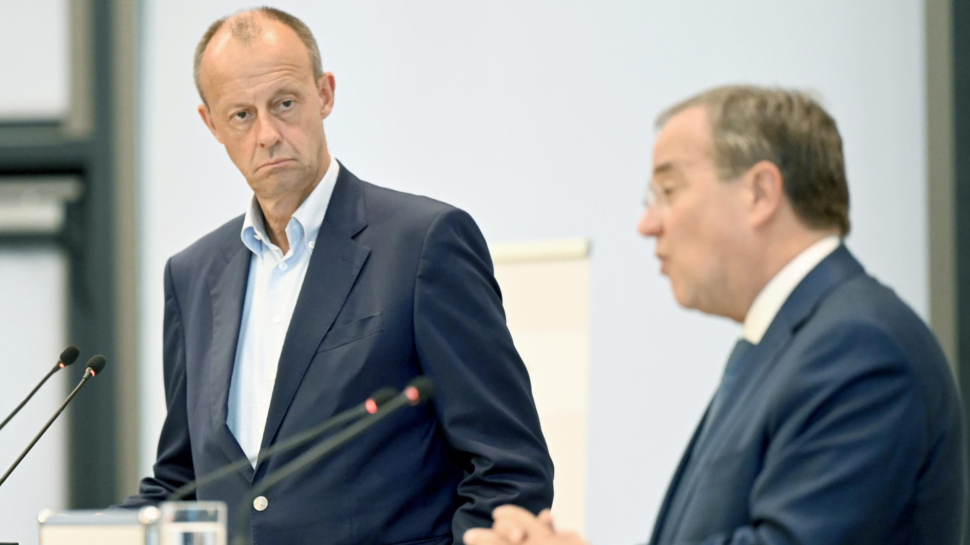 Friedrich Merz und Armin Laschet auf einer Bühne: Wird Merz Laschets Nachfolger?