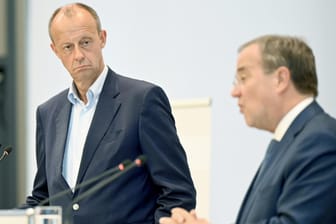 Friedrich Merz und Armin Laschet auf einer Bühne: Wird Merz Laschets Nachfolger?