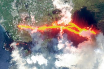 Satellitenaufnahme vom Cumbre Vieja: Am frühen Morgen wurden die bislang stärksten Erdstöße seit dem Ausbruch des Vulkans gemessen.