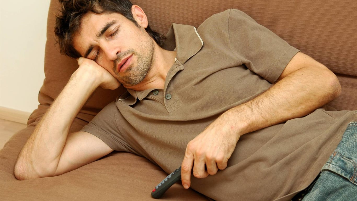 Couchpotatoe: Ständiges Einschlafen vor dem Fernseher schadet der Gesundheit.