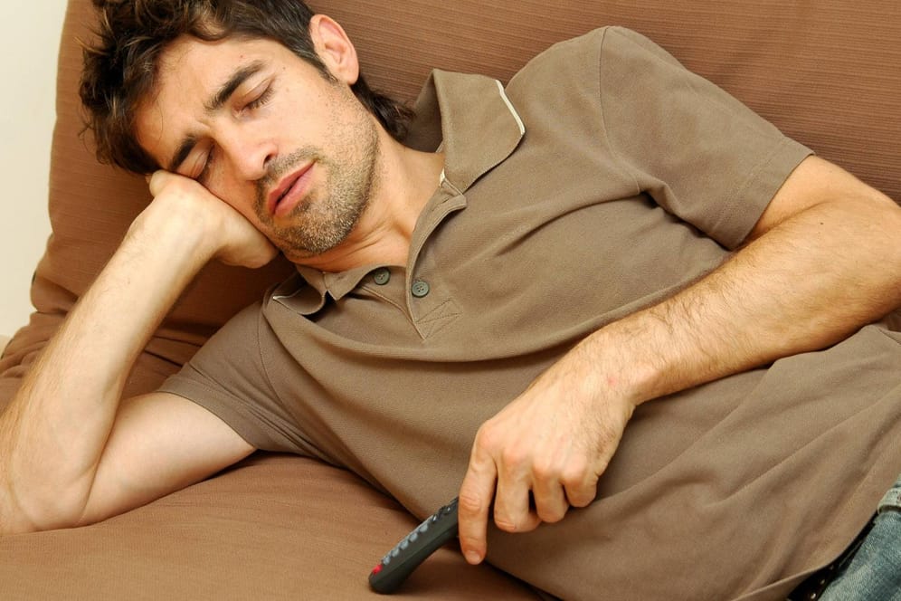 Couchpotatoe: Ständiges Einschlafen vor dem Fernseher schadet der Gesundheit.