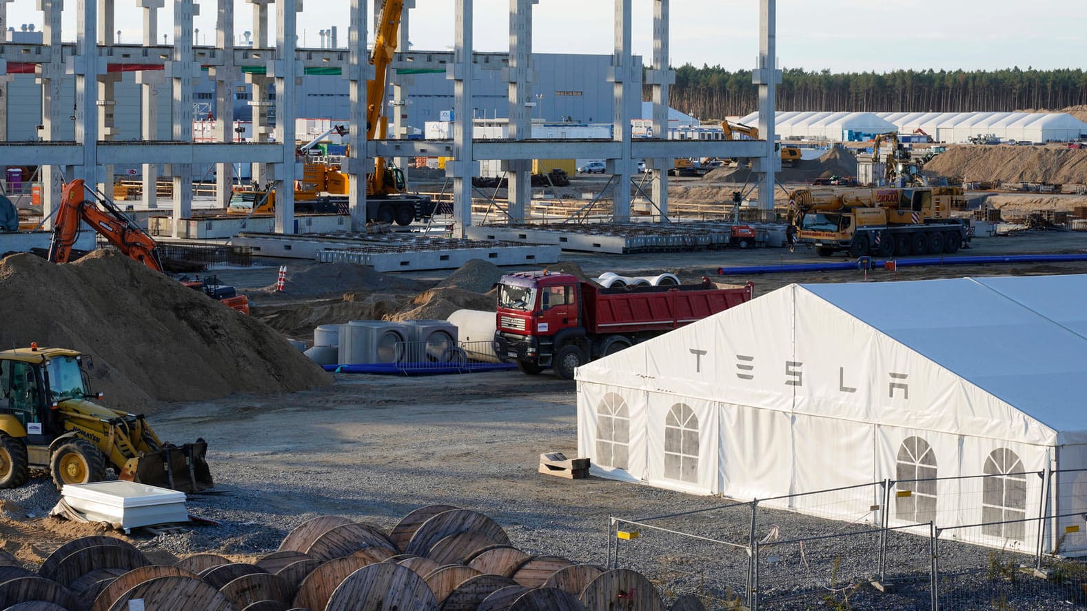 Baustelle der Tesla-Fabrik in Brandenburg: In der Nähe will eine kanadische Firma Lithium produzieren.