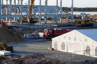 Baustelle der Tesla-Fabrik in Brandenburg: In der Nähe will eine kanadische Firma Lithium produzieren.