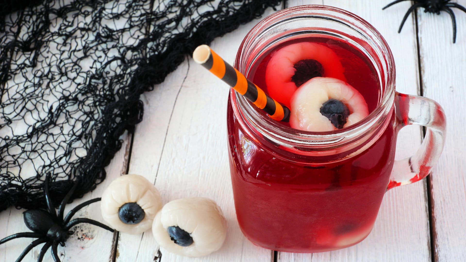 Halloween-Drink: Im Vampir-Cocktail schwimmen Augen.