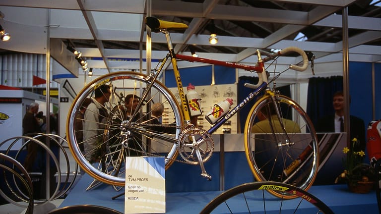 Gazelle-Rad auf Fahrradmesse (Symbolbild): Der Familienkonzern Pon Holdings kauft einen Konkurrenten aus Kanada.