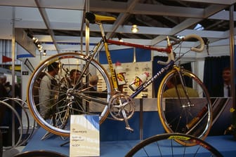 Gazelle-Rad auf Fahrradmesse (Symbolbild): Der Familienkonzern Pon Holdings kauft einen Konkurrenten aus Kanada.