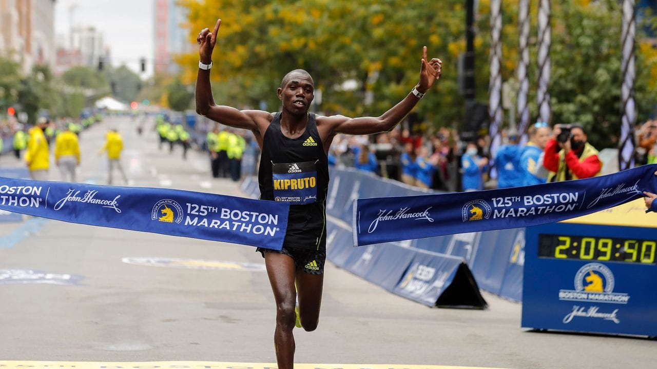 Benson Kipruto aus Kenia durchbricht das Zielband und siegt bei der 125. Benson Kipruto aus Kenia durchbricht das Zielband und siegt bei der 125.