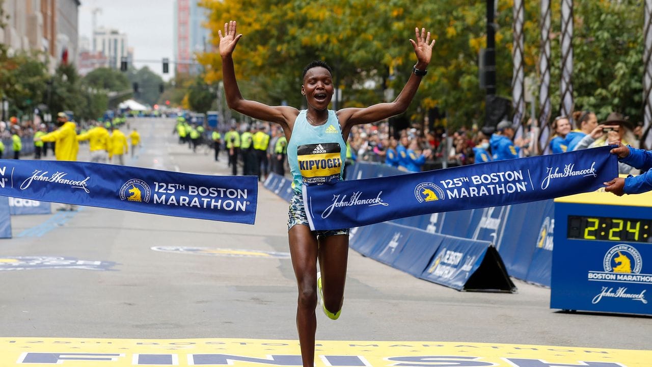 Landsfrau Diana Kipyogei gewann den Wettbewerb der Frauen in 2:24:45 Stunden. Landsfrau Diana Kipyogei gewann den Wettbewerb der Frauen in 2:24:45 Stunden.