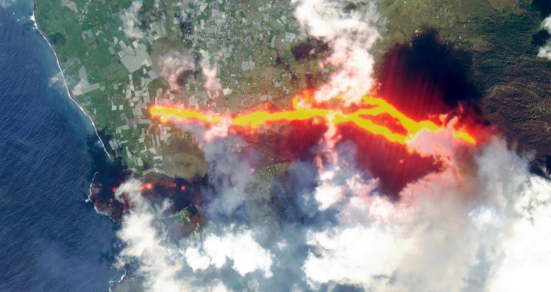 Das zeigt sich noch deutlicher auf Satellitenbildern, wo der Lavastrom deutlich zu erkennen ist.