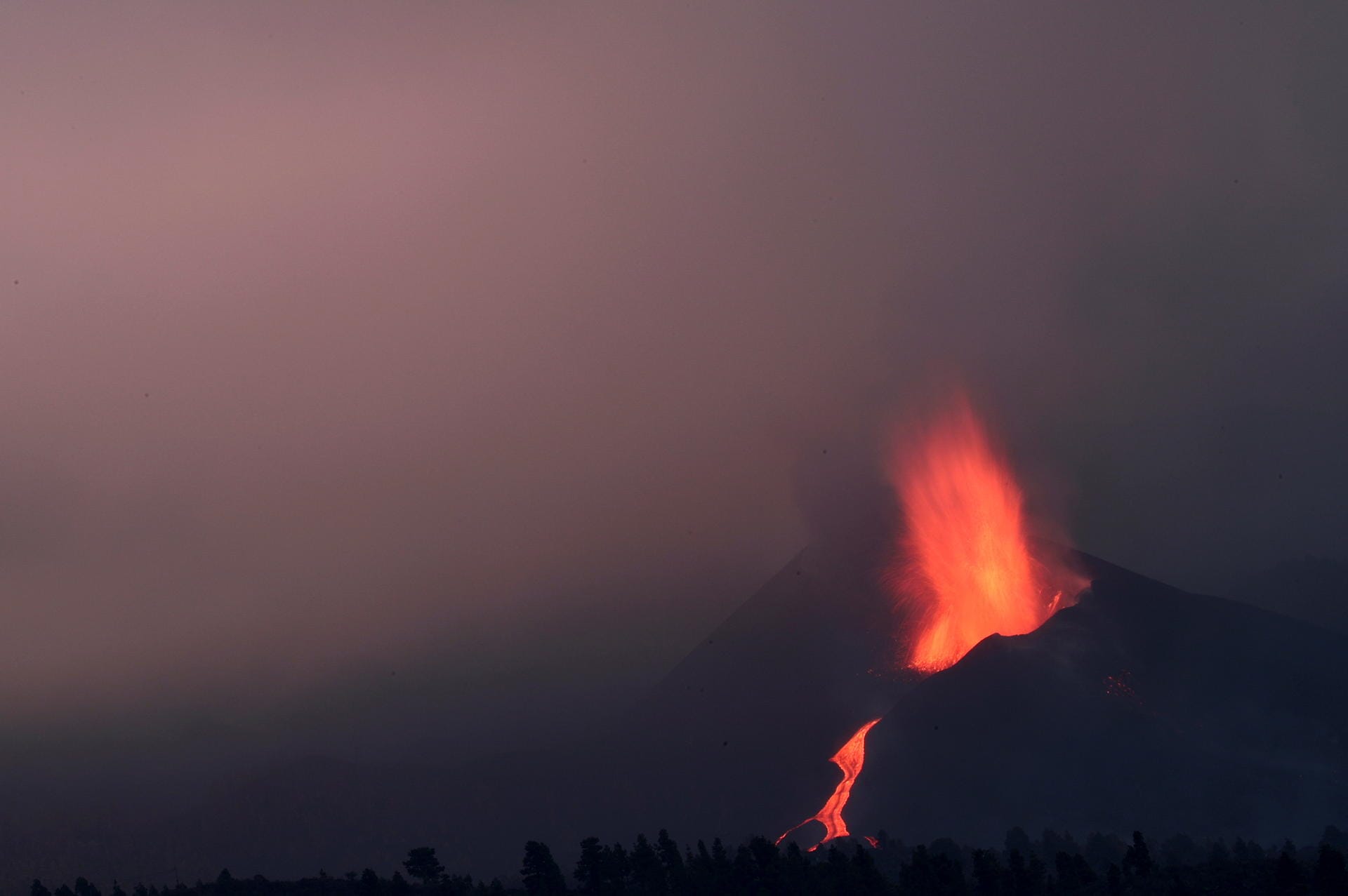 Der Vulkan kommt auch rund drei Wochen nach dem ersten Ausbruch nicht zur Ruhe: Neben der austretenden Lava kommt es auch zu Erdbeben.