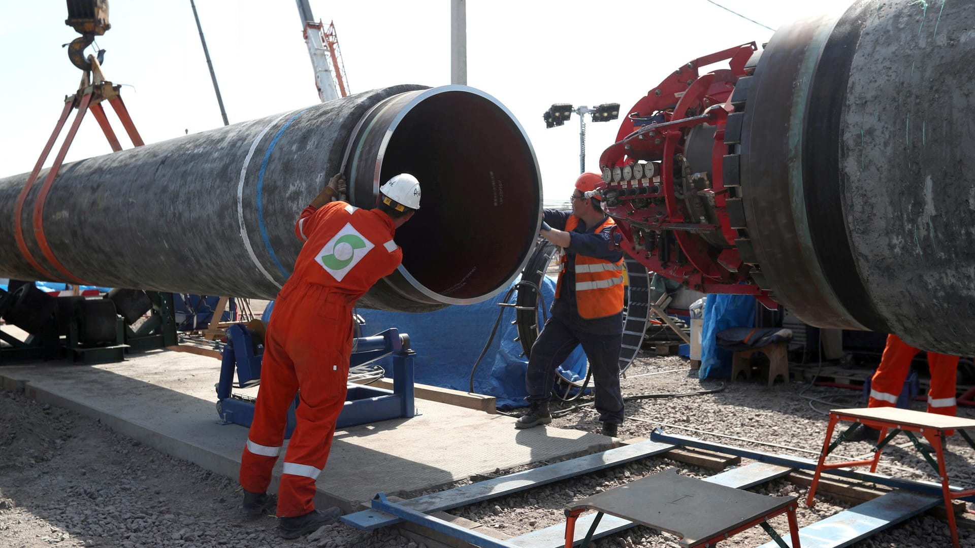 Arbeiter an der Gaspipeline Nord Stream 2: Großbritannien wirft Russland vor, die Gaspreise künstlich nach oben zu treiben. (Archivfoto)