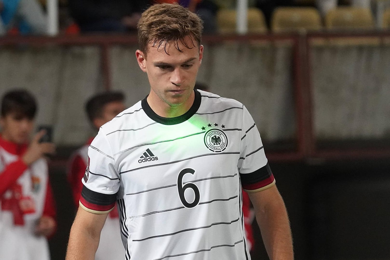 Voll ins Sichtfeld: Ein Laserpointer stört Joshua Kimmich bei der Ausführung eines Eckballs.