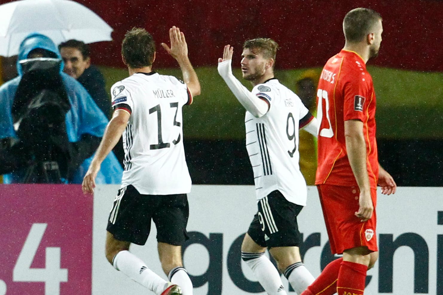 Klarer Sieg fürs DFB-Team: Doppelpacker Werner (r.) klatscht mit Müller ab.