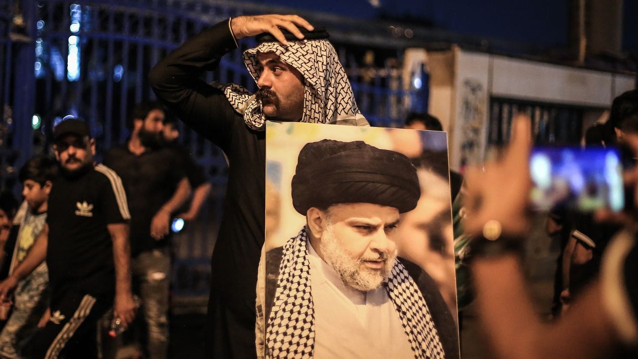 Ein Anhänger des irakischen schiitischen Geistlichen al-Sadr jubelt auf dem Tahrir-Platz nach der Bekanntgabe der Ergebnisse der Parlamentswahlen.