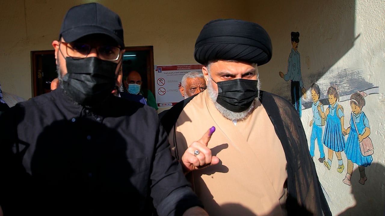 Muktada al-Sadr (r) nach der Stimmabgabe in Nadschaf.