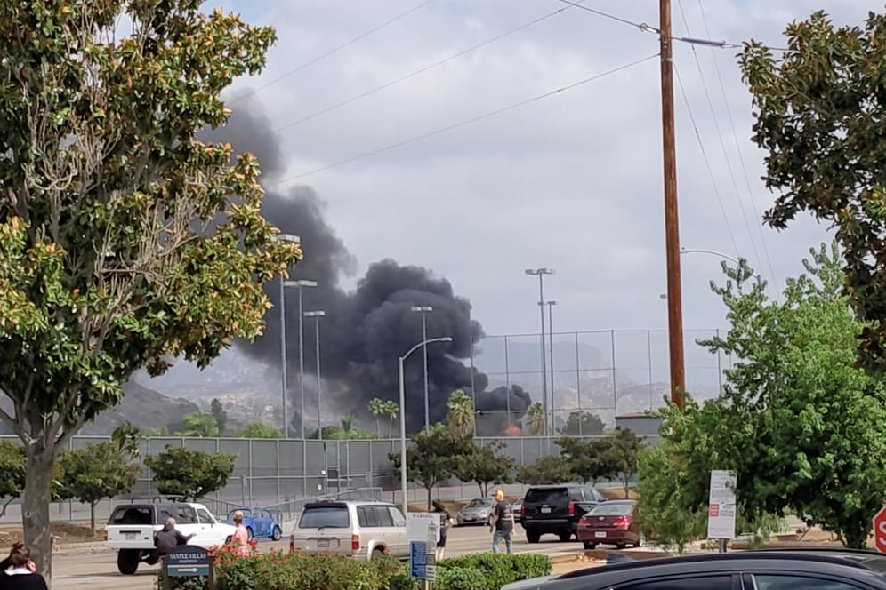 Rauch über der kalifornischen Stadt Santee: Bei einem Flugzeugabsturz sind mindestens zwei Menschen gestorben.