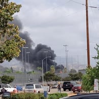 Rauch über der kalifornischen Stadt Santee: Bei einem Flugzeugabsturz sind mindestens zwei Menschen gestorben.