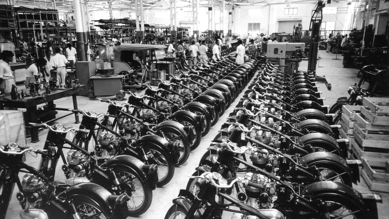 In Reih' und Glied: So sah es in den 1950er Jahren in den Montagehallen von Royal Enfield aus.