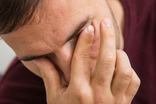 Augenreizungen können viele Auslöser haben: Manchmal steckt auch nur ein Staubkörnchen dahinter.