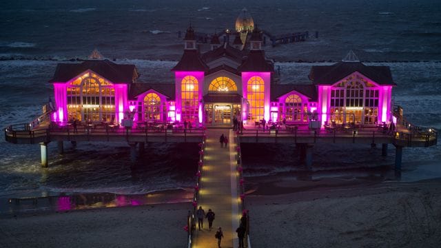 Seebrücke in Pink zum Welt-Mädchentag