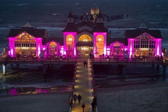 Seebrücke in Pink zum Welt-Mädchentag