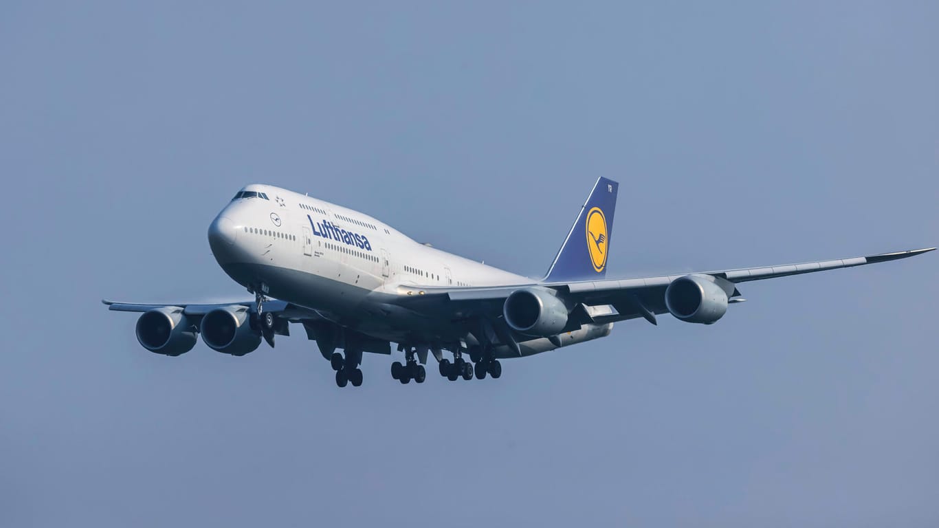 Eine Lufthansa-Maschine im Landeanflug: Die Airline hat mehr Aktien ausgegeben und zahlt nun Staatshilfen zurück.