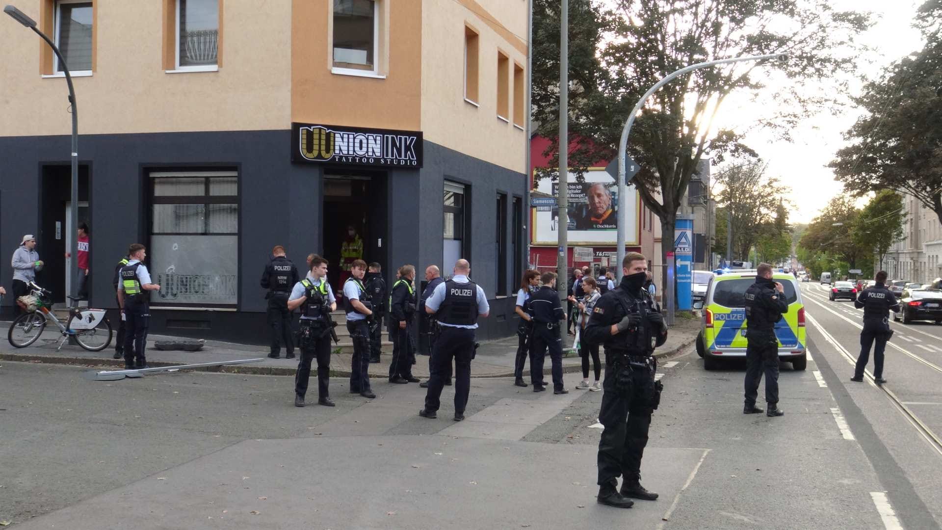Polizeibeamte vor einem Dortmunder Tattoo-Studio: Die Hintergründe des Angriffs sind noch unklar. Polizeibeamte vor einem Dortmunder Tattoo-Studio: Die Hintergründe des Angriffs sind noch unklar.