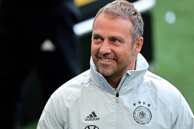 Hansi Flick: Unter dem neuen Bundestrainer hat sich die DFB-Elf in Nordmazedonien als erstes europäisches Team für die WM in Katar qualifiziert.