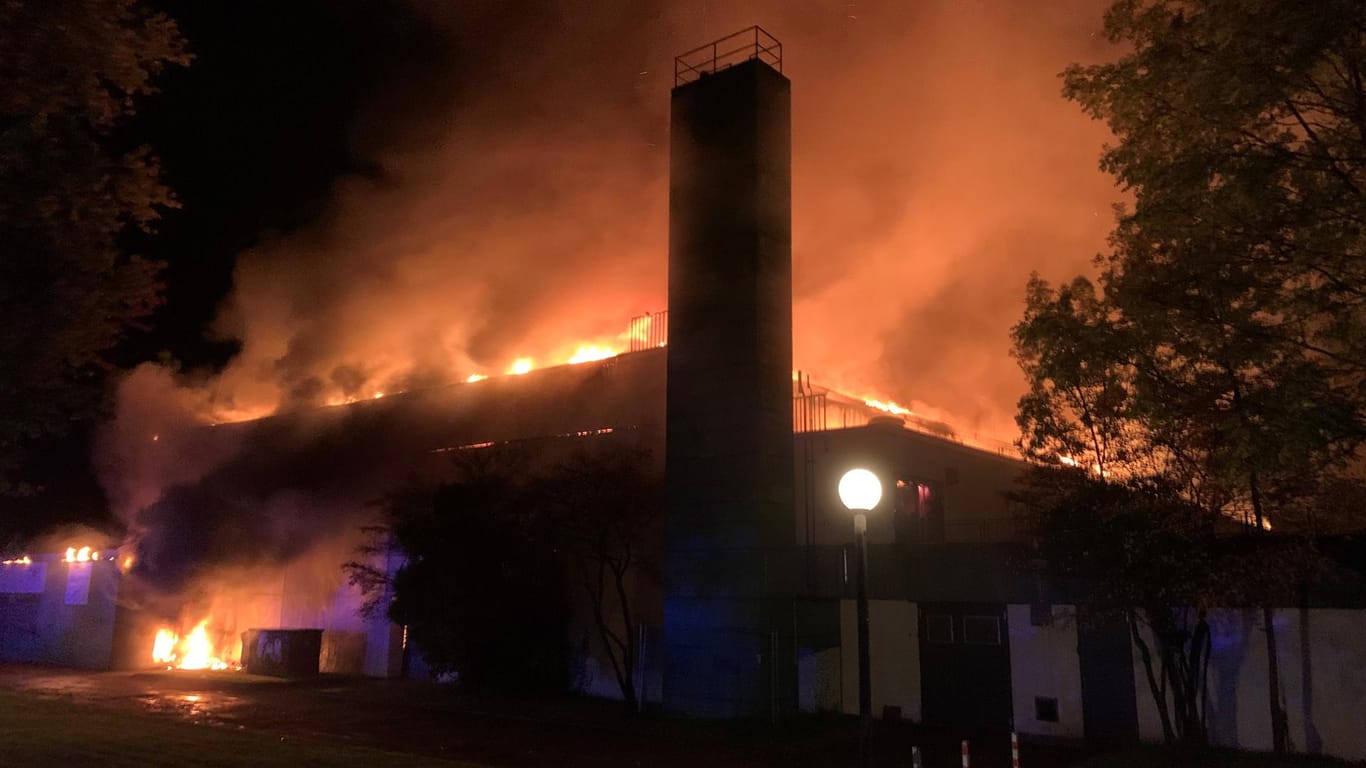 Die brennende Turnhalle: Die Feuerwehr war in der Nacht im Einsatz.