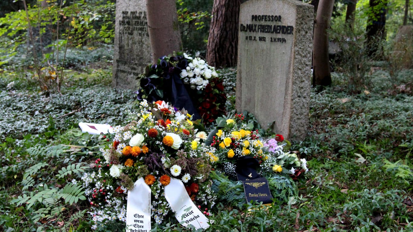 Der Rechtsextremist Henry Hafenmayer wurde am Freitag auf dem Südwestfriedhof Stahnsdorf beerdigt: Musikwissenschaftler Max Friedlaender fand hier im Jahr 1934 seine letzte Ruhe.