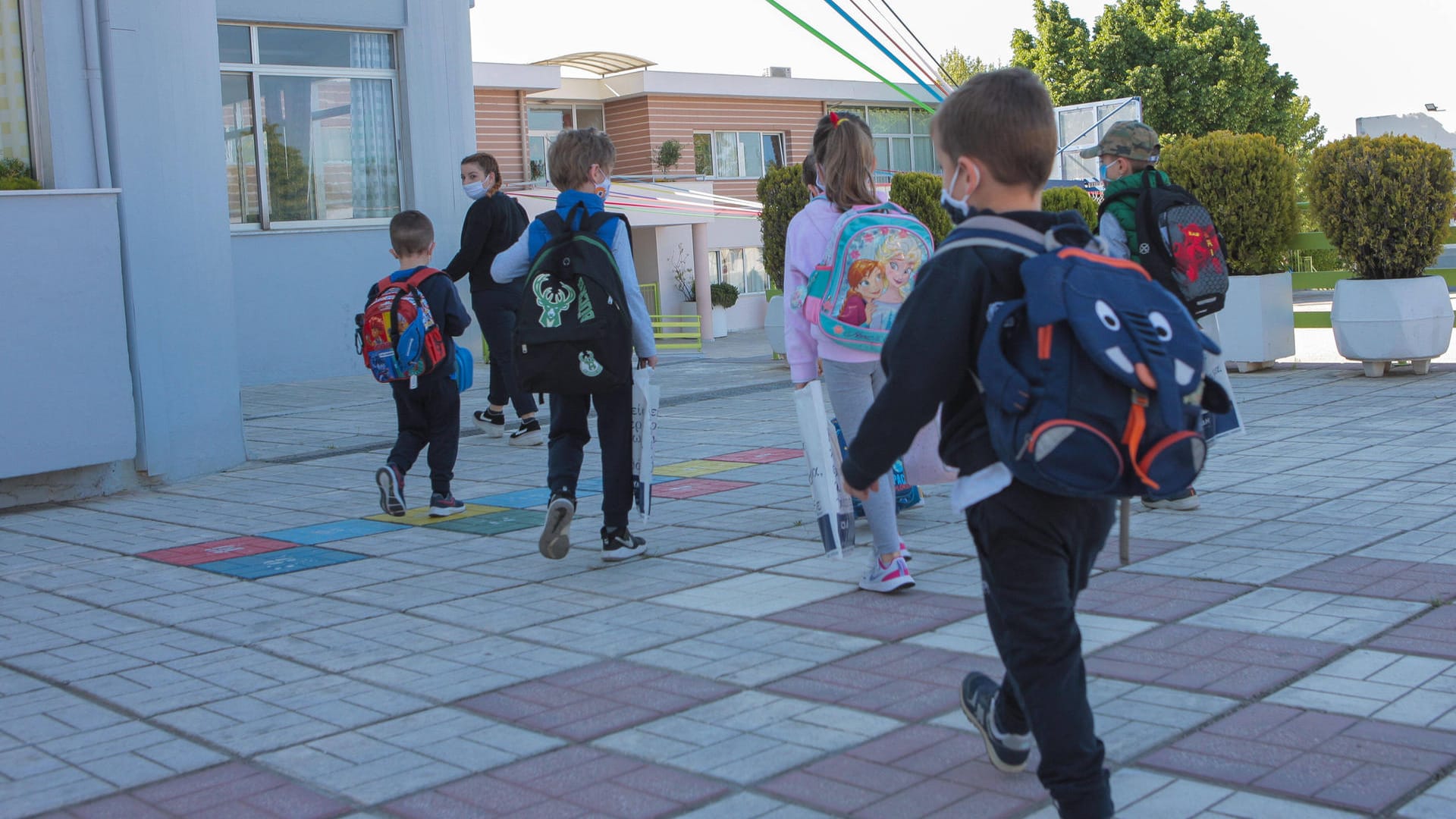 Schulkinder werden abgeholt (Archivfoto): Eine Schule im Ammerland musste schließen.